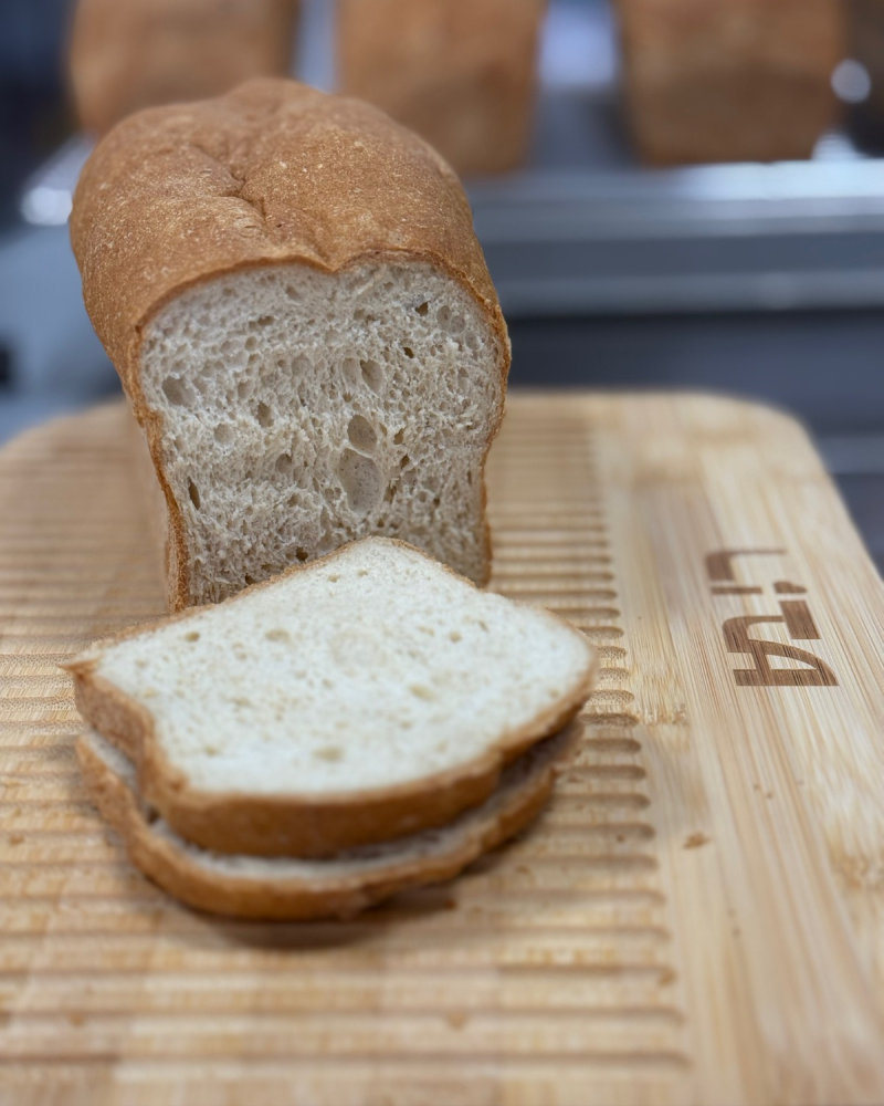 Rebanadas de pan de molde sin gluten mostrando su miga tiern
