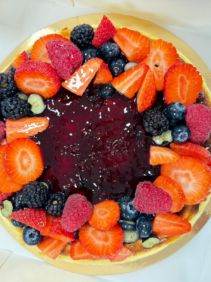 Tarta de queso con frutos rojos desde arriba