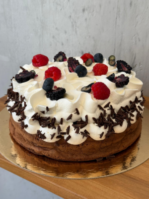 Marquise de chocolate sin lácteos y sin gluten con nata vegetal y frutos rojos