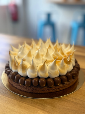 Tarta Brownie sin gluten con dulce de leche, nata fresca y merengue suizo