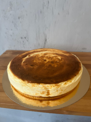 Tarta de queso tradicional sin gluten con delicado aroma a vainilla