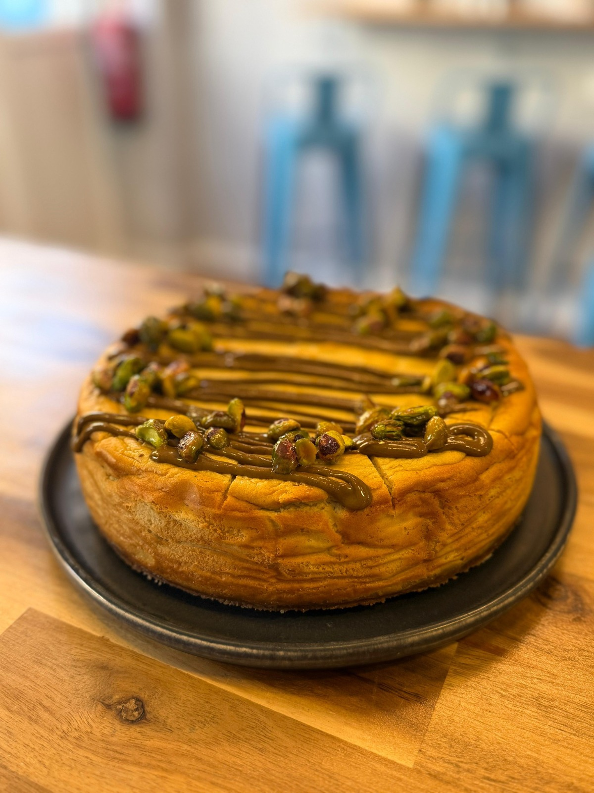 New York Cheesecake de pistacho mostrando su textura compacta y cremosa