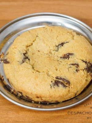 Cookie con chips de chocolate rellena de dulce de leche