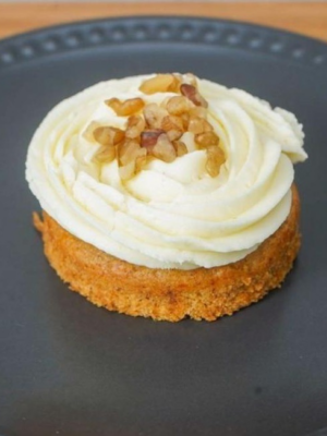 Porción de Carrot Cake sin gluten con nueces y crema de queso
