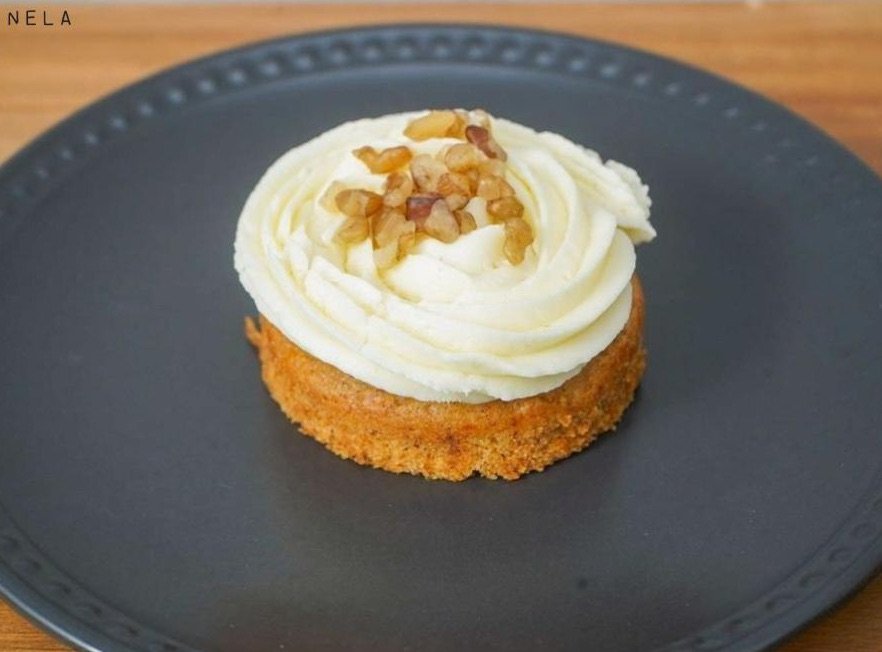 Porción de Carrot Cake sin gluten con nueces y crema de queso
