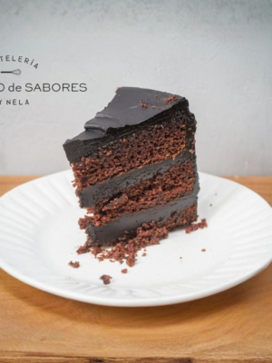 Porción de Tarta Matilda sin gluten con bizcocho húmedo de cacao negro