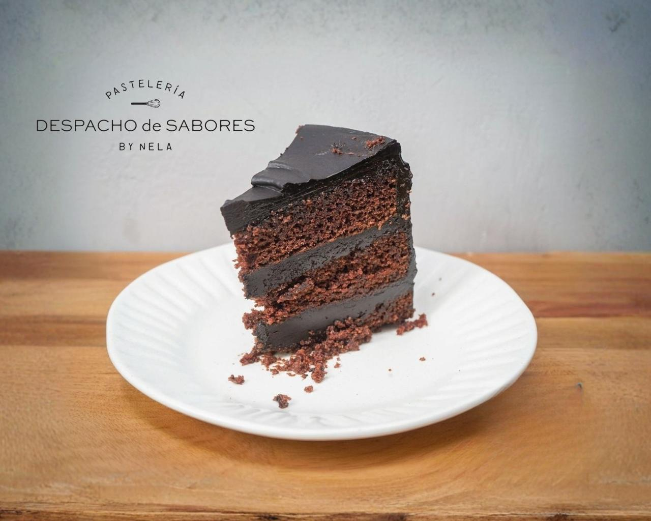 Porción de Tarta Matilda sin gluten con bizcocho húmedo de cacao negro