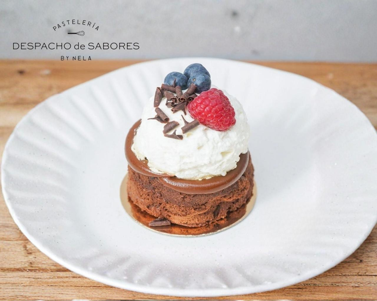 Porción de Marquise de chocolate sin gluten con dulce de leche, nata y frutos rojos