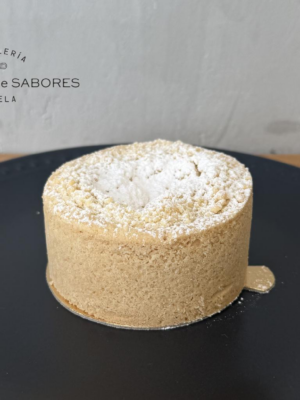 Porción de tarta de ricotta sin gluten con masa frola