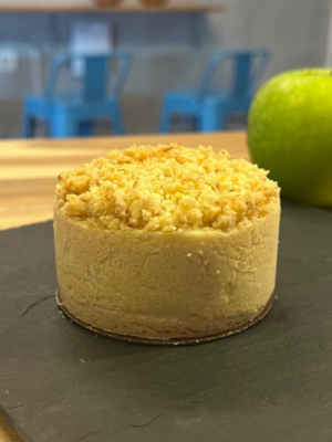 Porción de Crumble de manzana sin gluten con avena, almendras y canela