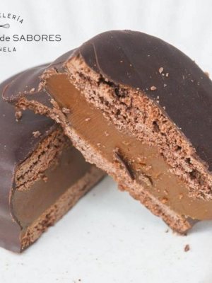 Alfajor de chocolate sin gluten relleno de dulce de leche