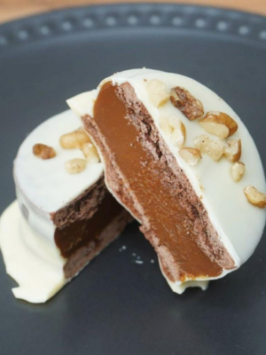Alfajor de nuez sin gluten relleno de dulce de leche y cubierto de chocolate blanco