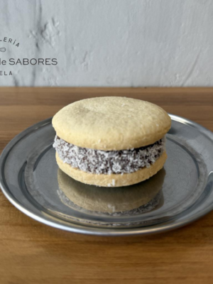 Alfajor de maicena sin gluten relleno de dulce de leche y coco