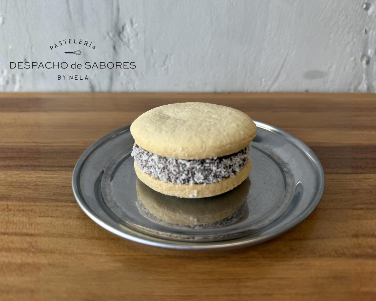 Alfajor de maicena sin gluten relleno de dulce de leche y coco