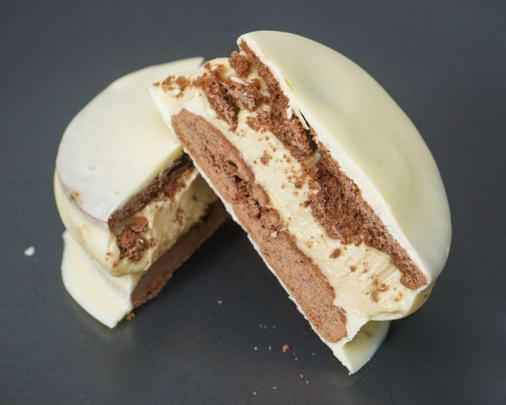 Alfajor Kinder sin gluten relleno de crema y cubierto de chocolate blanco