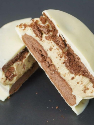 Alfajor Kinder sin gluten relleno de crema y cubierto de chocolate blanco