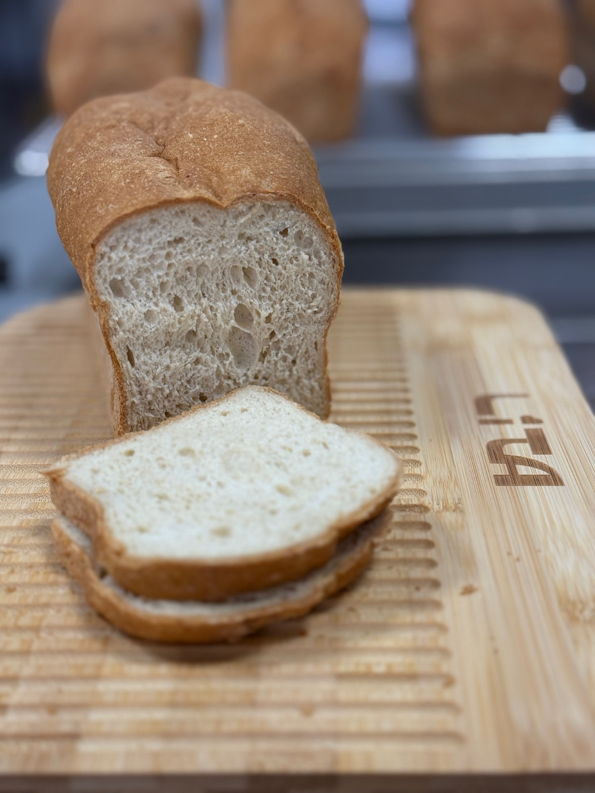 Rebanadas de pan de molde sin gluten mostrando su miga tiern