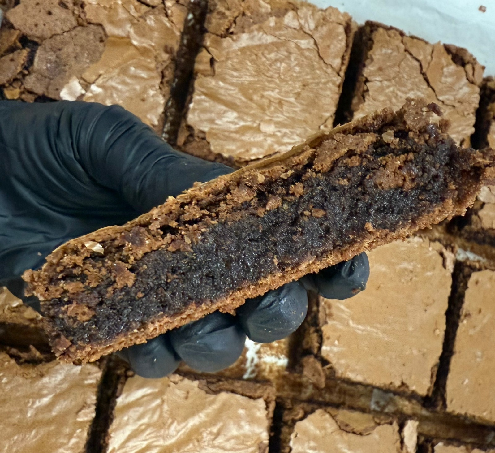 Brownie sin gluten sin lácteos abierto mostrando su interior húmedo