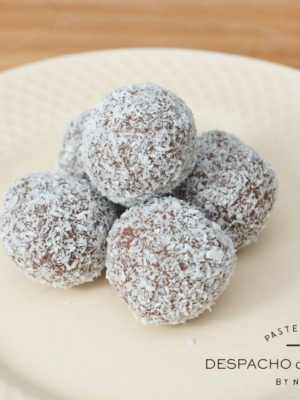 Tres trufas de chocolate y dátil sin gluten cubiertas con coco rallado