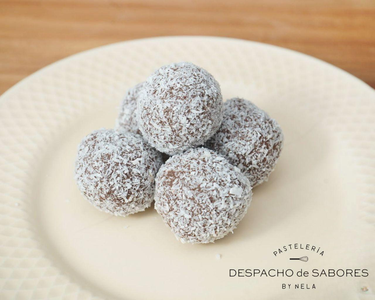 Tres trufas de chocolate y dátil sin gluten cubiertas con coco rallado