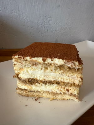 Tiramisú sin gluten con capas de bizcocho de café y crema de mascarpone