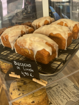 Bizcocho de limón sin gluten elaborado con harina de almendras y glaseado