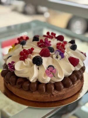 Marquise de Chocolate sin gluten con dulce de leche, nata y frutos rojos