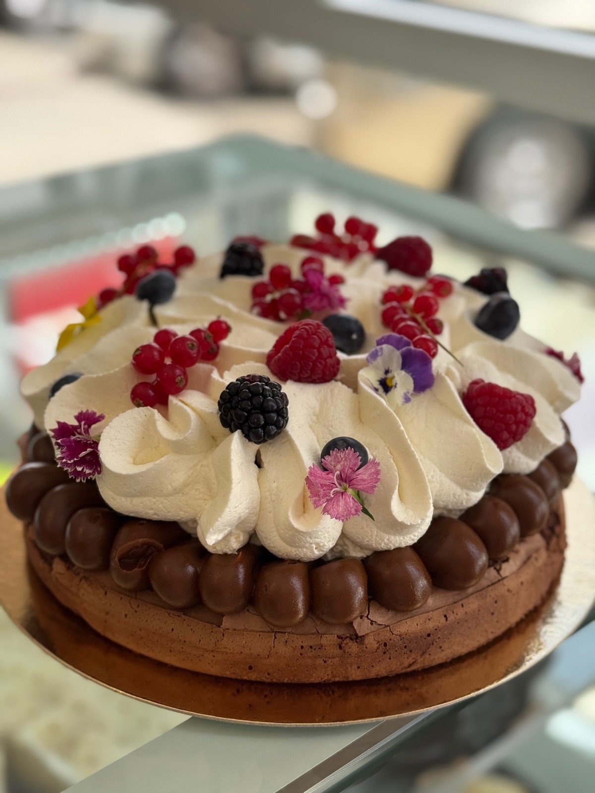 Marquise de Chocolate sin gluten con dulce de leche, nata y frutos rojos